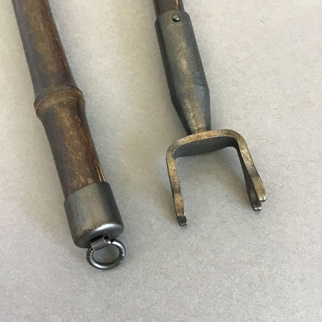 茶道具　掛軸掛け　矢羽津(矢筈)　黒竹　2段組み　金具付　紙箱　S1049KK