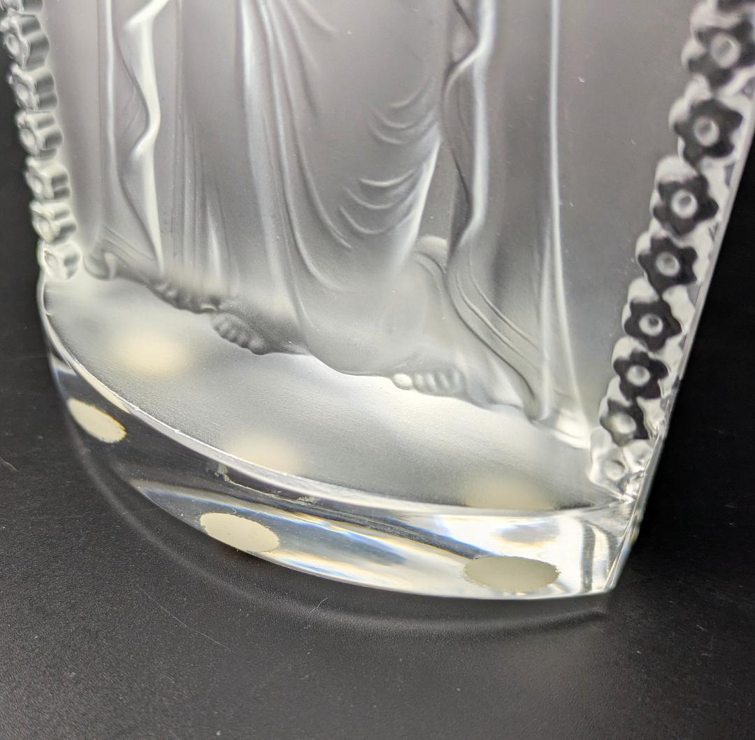 ★ラリック 祈りを込めた跪く聖母子像—神秘の輝きと慈愛の光輪が宿る逸品サインあり