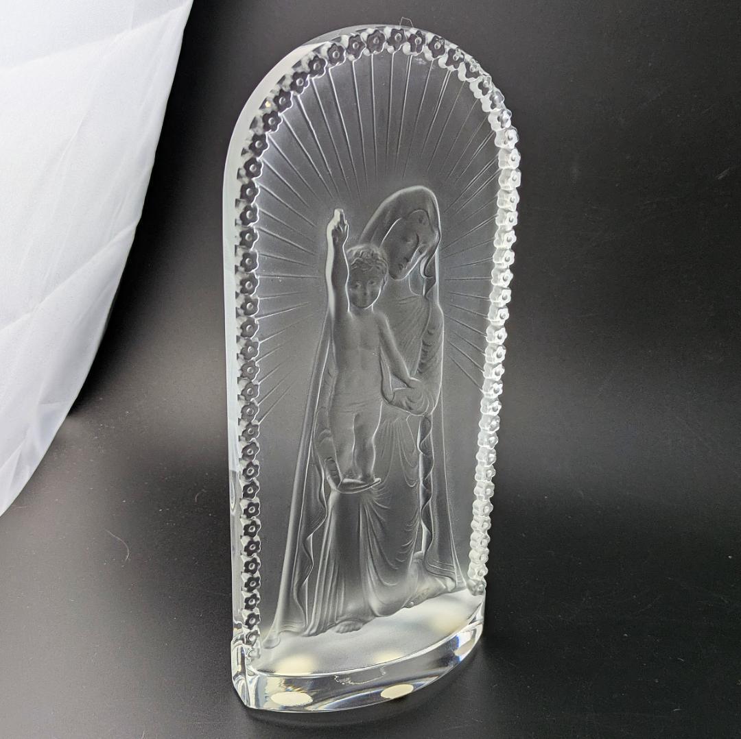 ★ラリック 祈りを込めた跪く聖母子像—神秘の輝きと慈愛の光輪が宿る逸品サインあり