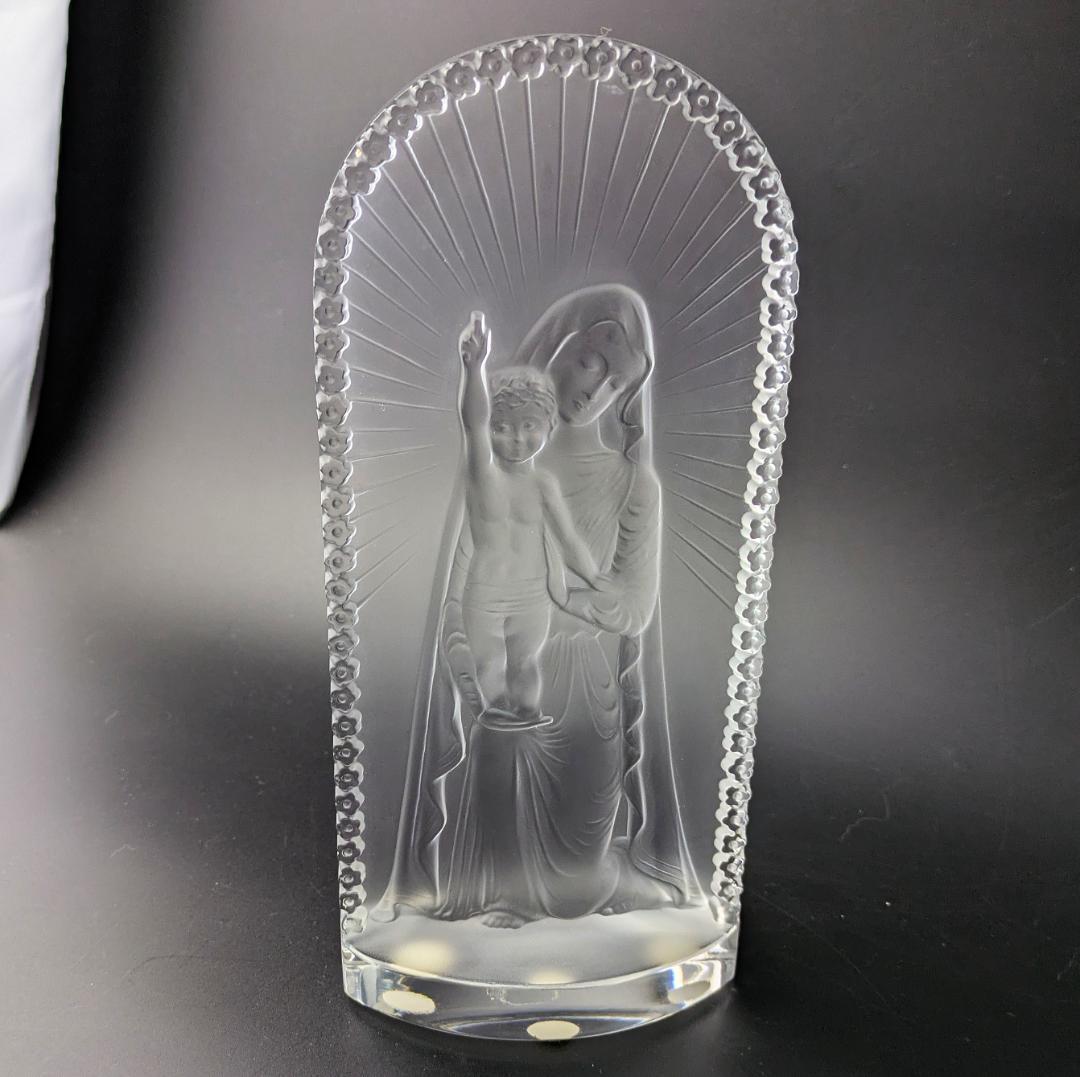 ★ラリック 祈りを込めた跪く聖母子像—神秘の輝きと慈愛の光輪が宿る逸品サインあり