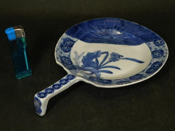 【団扇形　岩上花紋　染付　変皿】工芸品