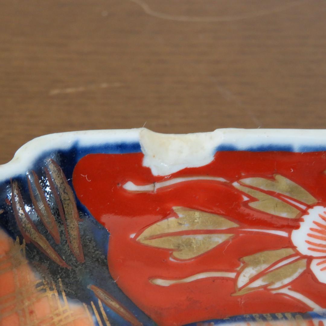角皿 変形皿 金彩 色絵付け 印判 欠け 窯傷 花文様 ニュウ 歪み