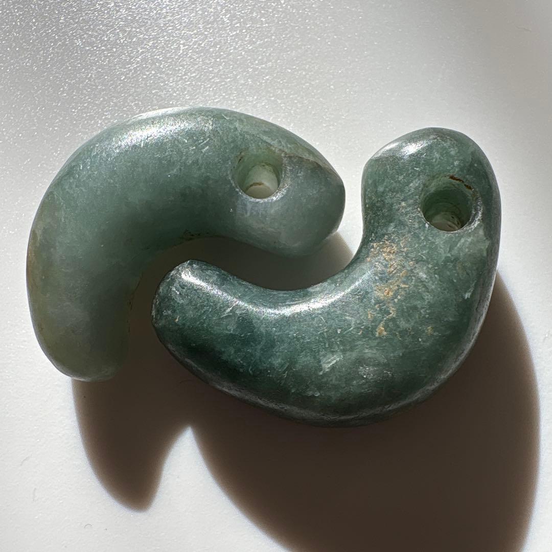 ヒスイ　勾玉二つ