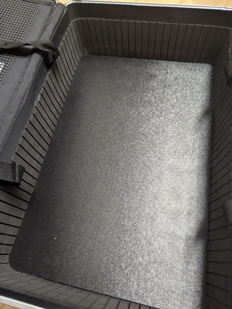 超非売品！タンカレー アルミ製キャリーケース