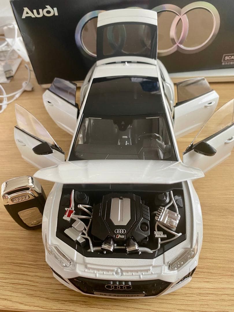 1/18 Audi 合金製ミニカー LED点灯 サウンド 鍵付