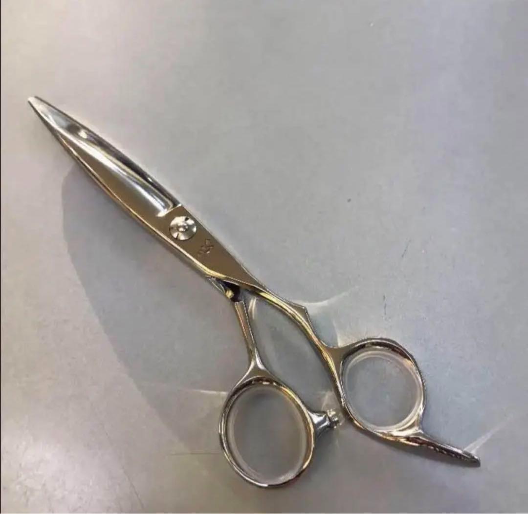 6インチシザー 新品未使用　安定感あるとても扱いやすいハンドル　最高のグリップ！