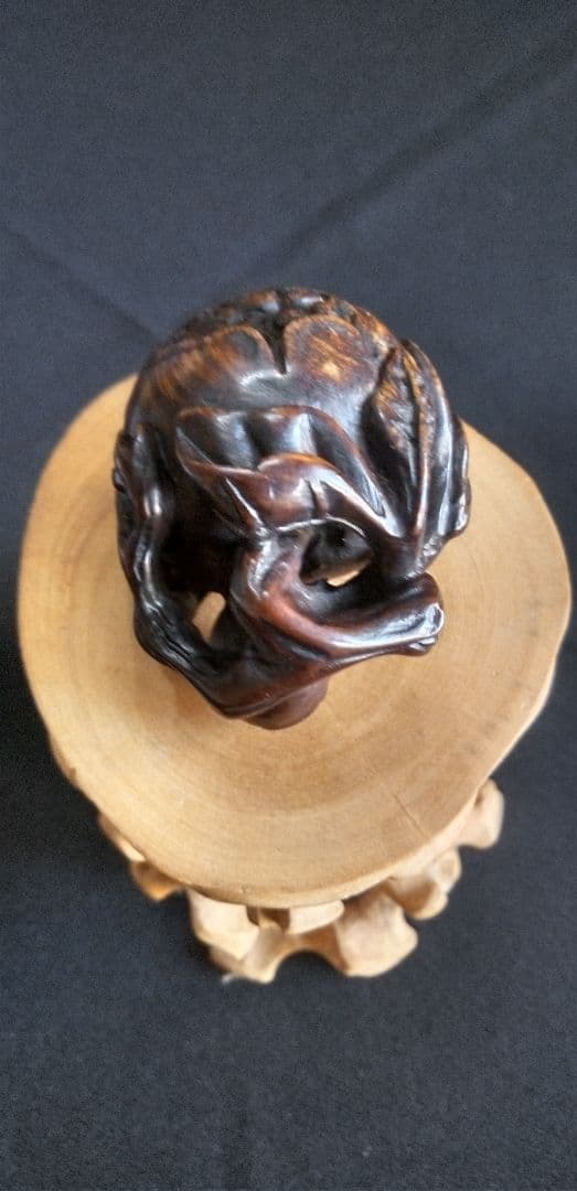 根付け、提げ物木製 ザクロの彫刻 約3,5cm、作家名あり