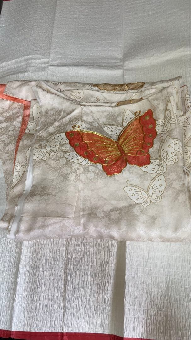 振袖 蝶の刺繍 白地に蝶の柄と花の地織りがあります。