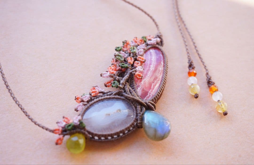 《花笑み》インカローズ　ソーラークォーツ　ラブラドライト　マクラメ　ネックレス