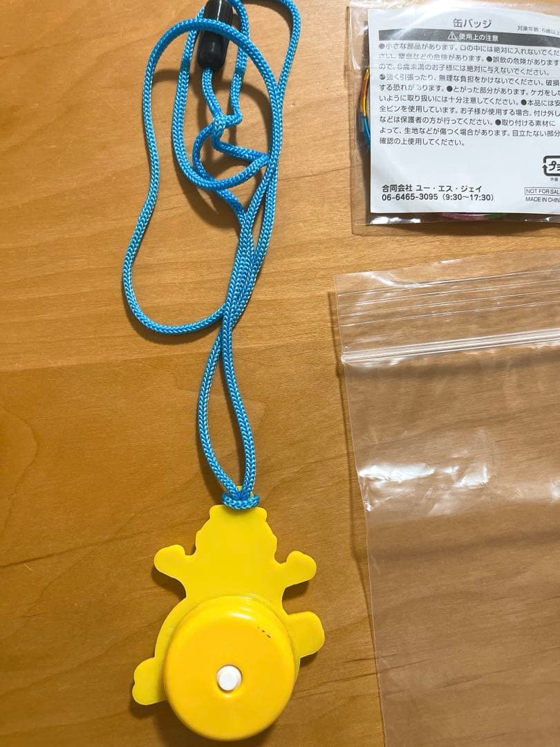 ユニバ ミニオン ピカピカ チャーム ライト ペンダント 光る 缶バッジ シール