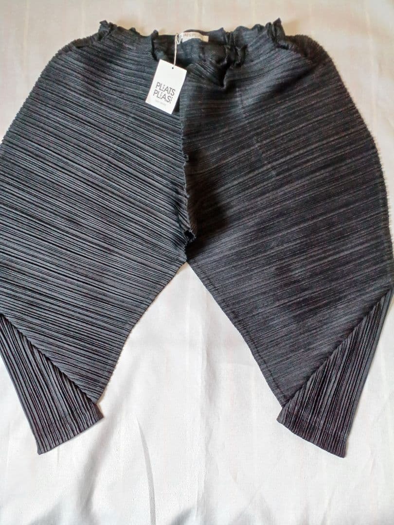 新品未使用プリーツプリーズISSEY MIYAKE横プリーツワイドパンツ黒