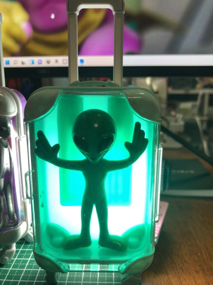 光る宇宙人キャリーケース型ディスプレイ　3体セット。