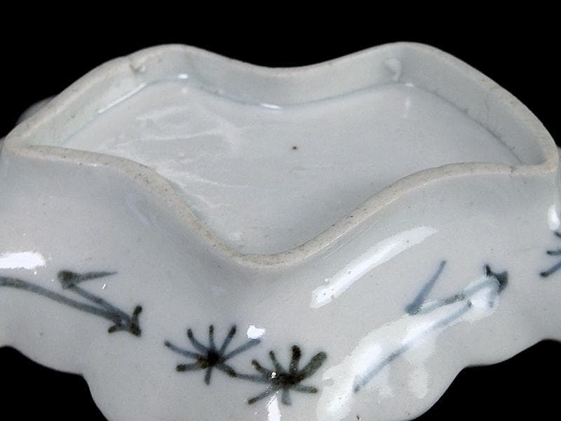 古伊万里　染付　貝に水草の図　桐紋変形豆皿　手塩皿　D964AS-BWr