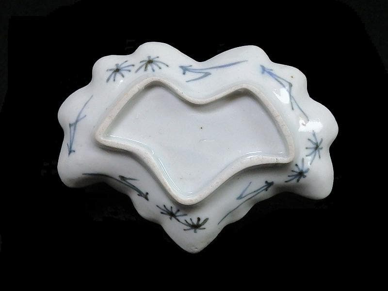 古伊万里　染付　貝に水草の図　桐紋変形豆皿　手塩皿　D964AS-BWr