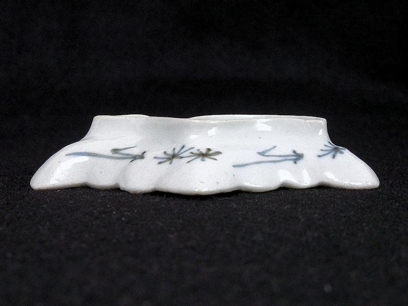 古伊万里　染付　貝に水草の図　桐紋変形豆皿　手塩皿　D964AS-BWr