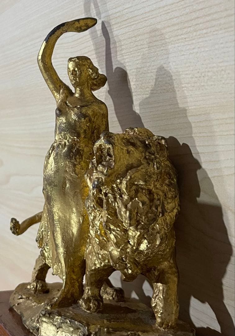 金メッキ 女性とライオン 彫刻