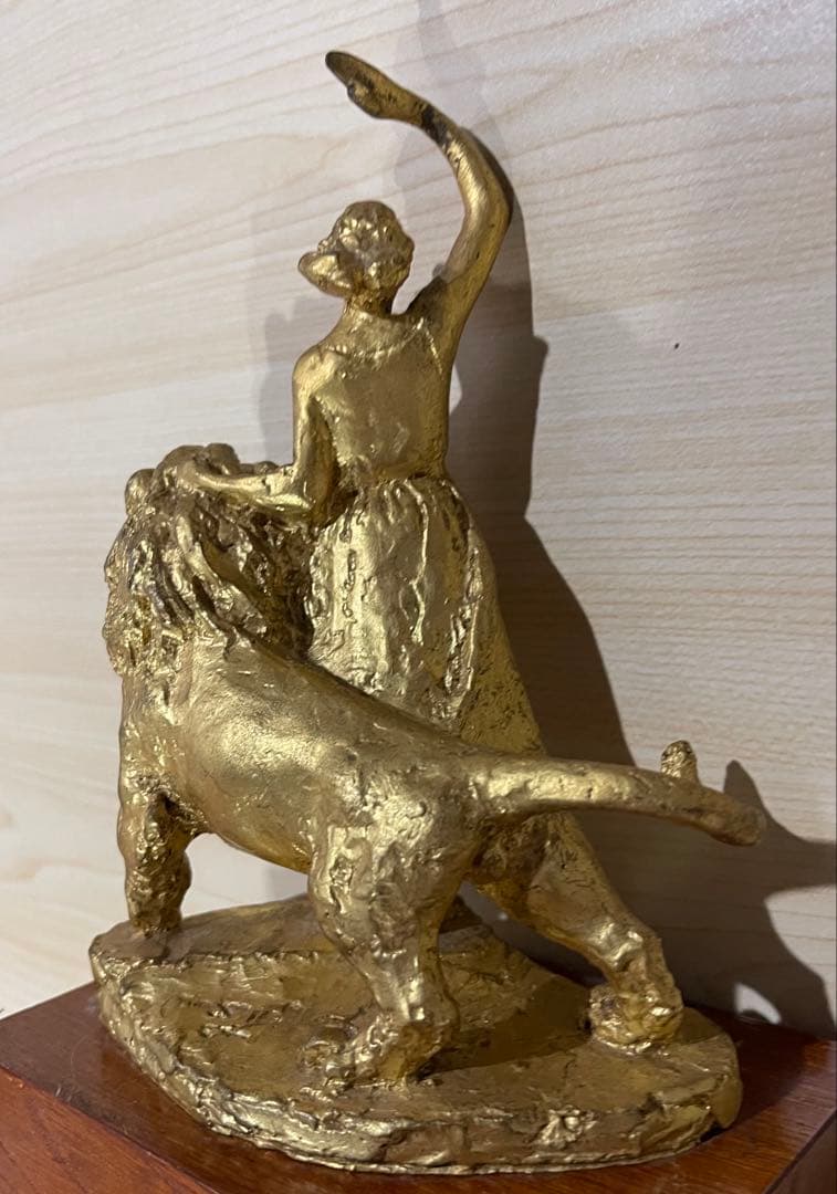 金メッキ 女性とライオン 彫刻