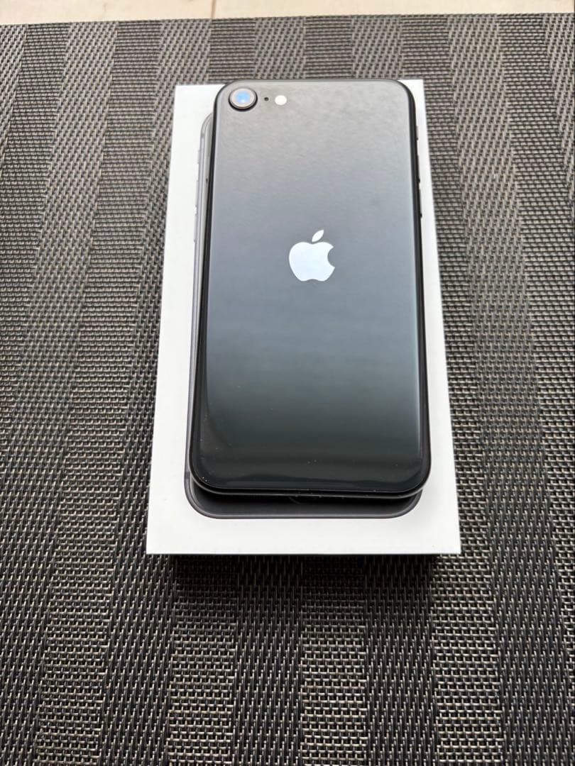 ブラック　iPhone se 第2世代　128GB 本体