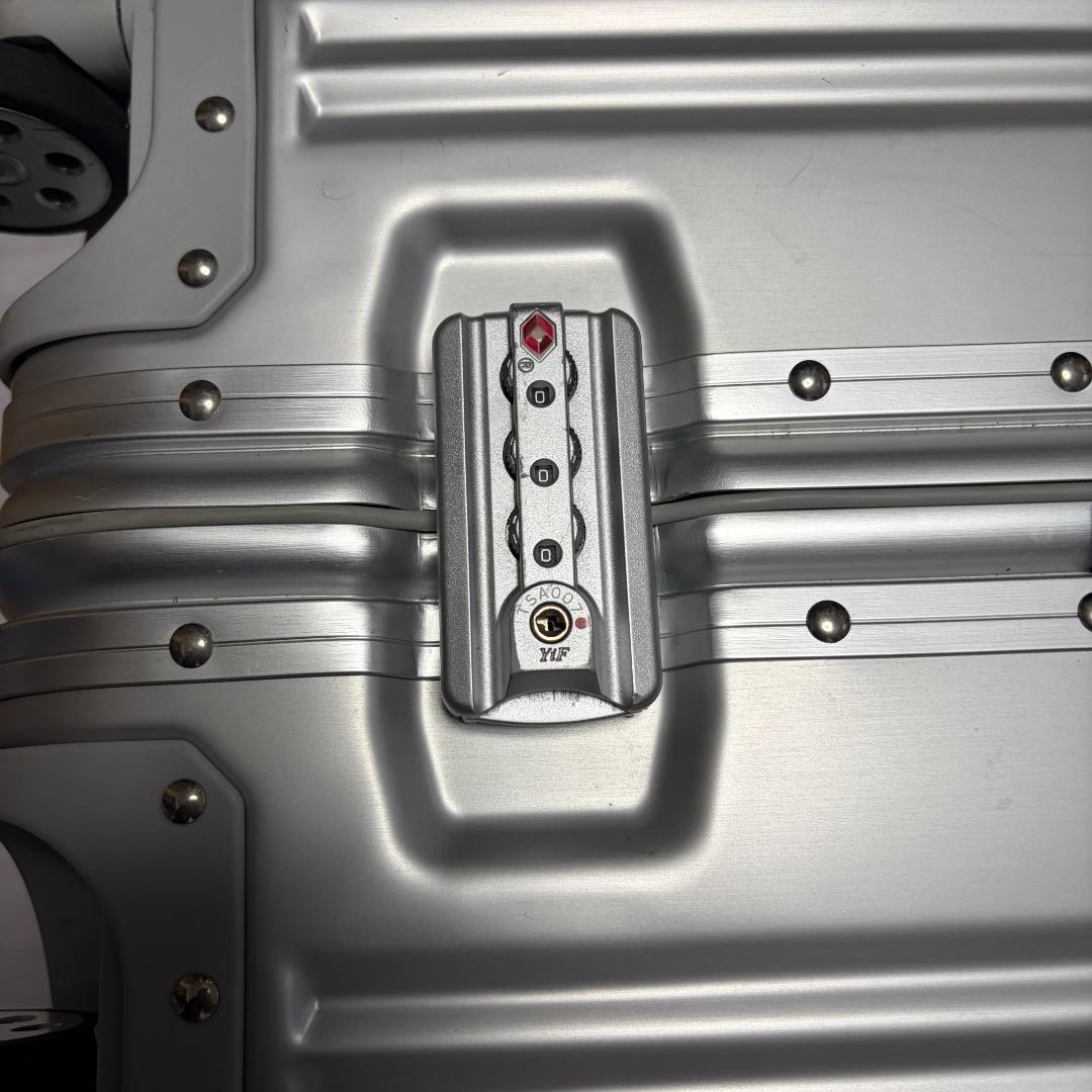 Mercedes-Benz シルバーキャリーケース 65L