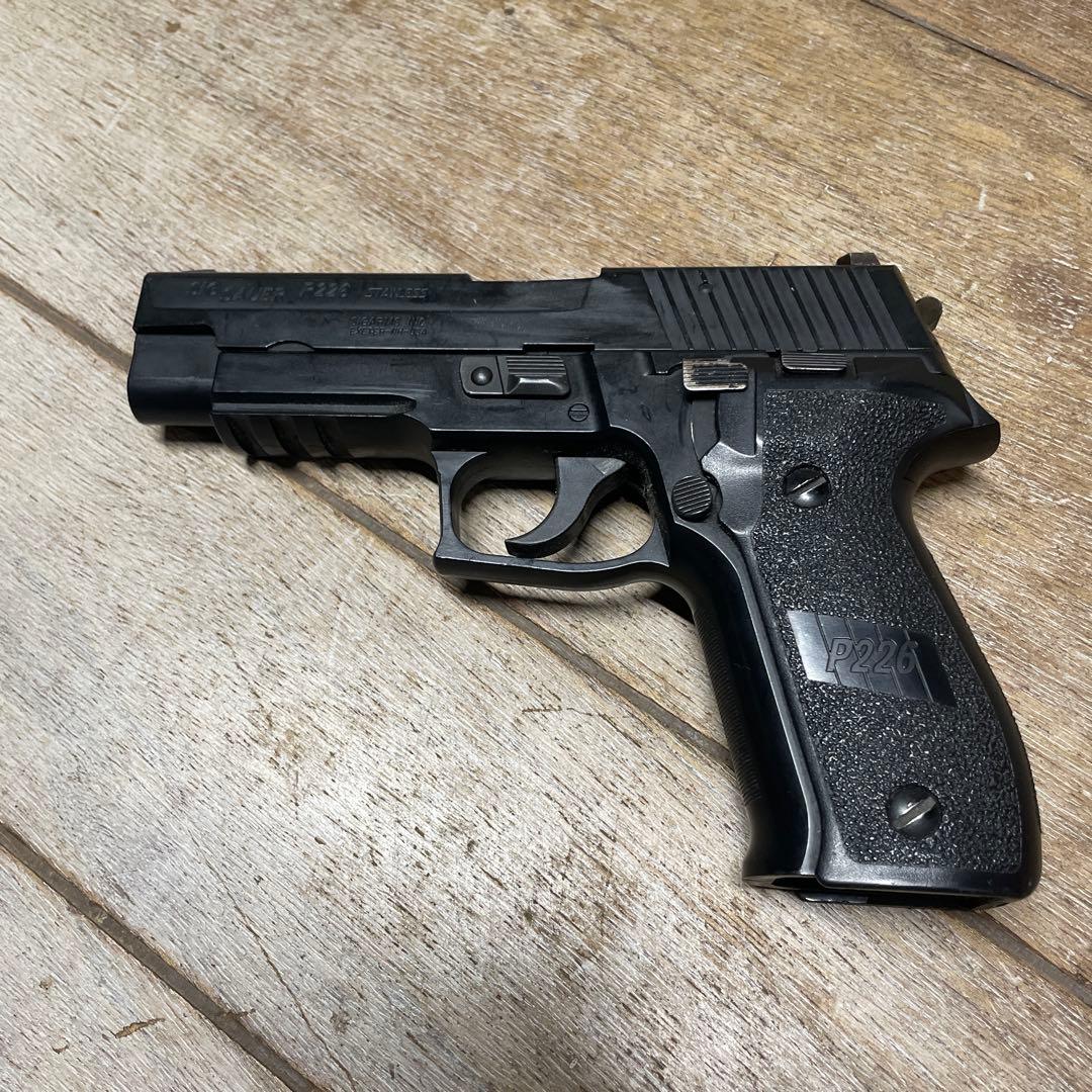 東京マルイ　P226 ガスガン 3マガジン付き