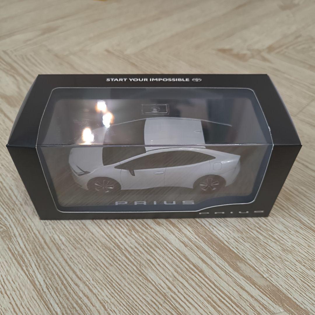 新型プリウス ミニカー プラチナホワイトパールマイカ　1／30スケール