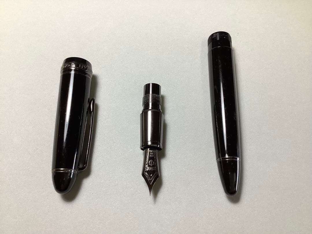 セーラーの万年筆　ブラックラスター　ペン先: EF 【不良個所あり】