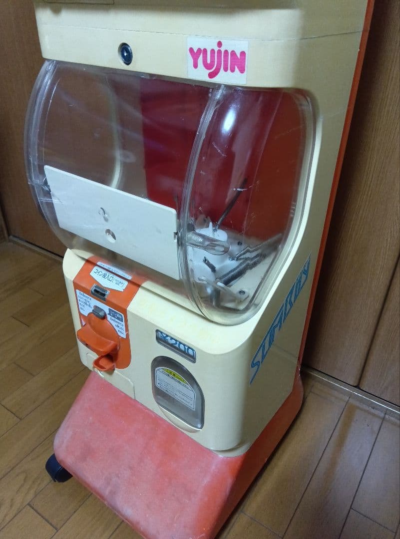 【カギ付！】ガチャガチャ　本体　スリムボーイ　ユージン　カプセルステーション