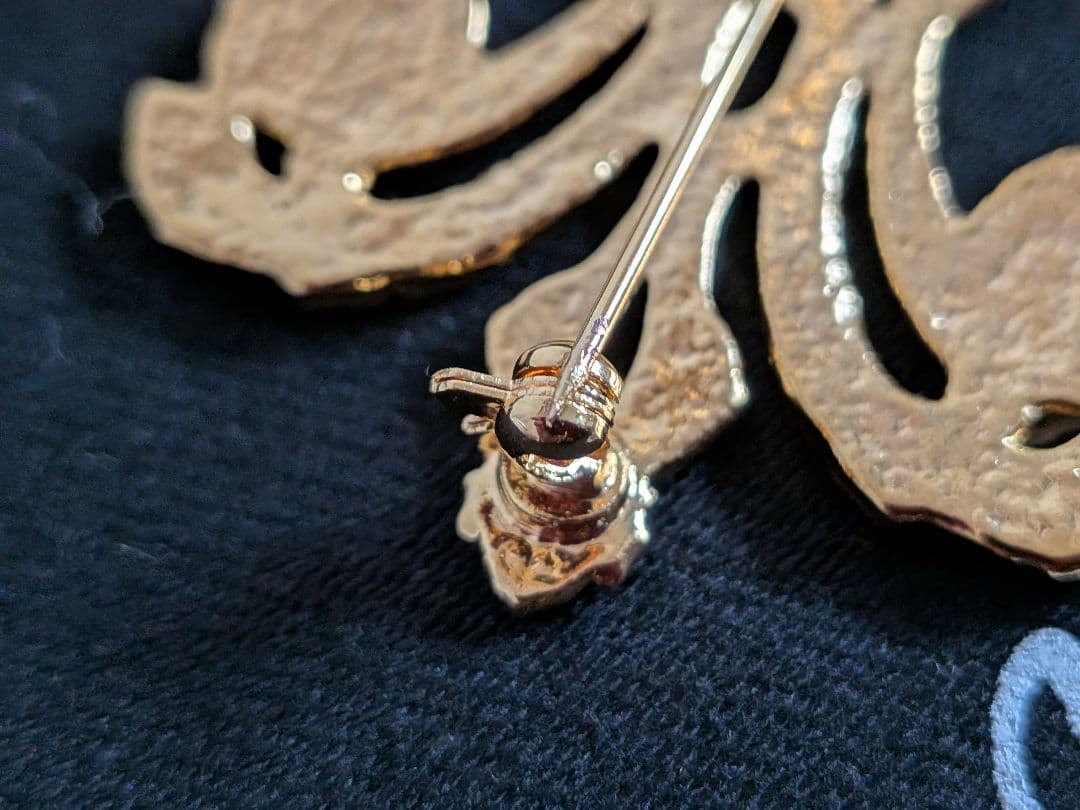 新品最強インフルエンサー王妃マリーアントワネットモノグラムブローチルーブル美術館