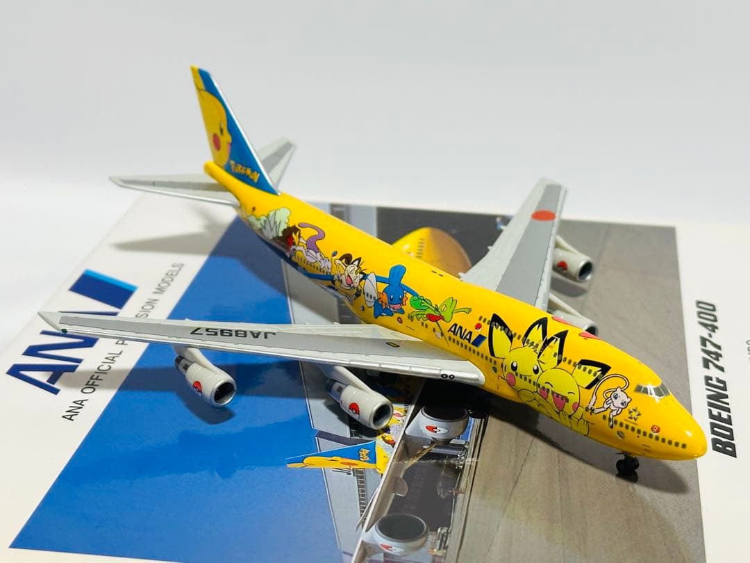 全日空商事 1/400 B747-400 ピカチュウジャンボ NH40010