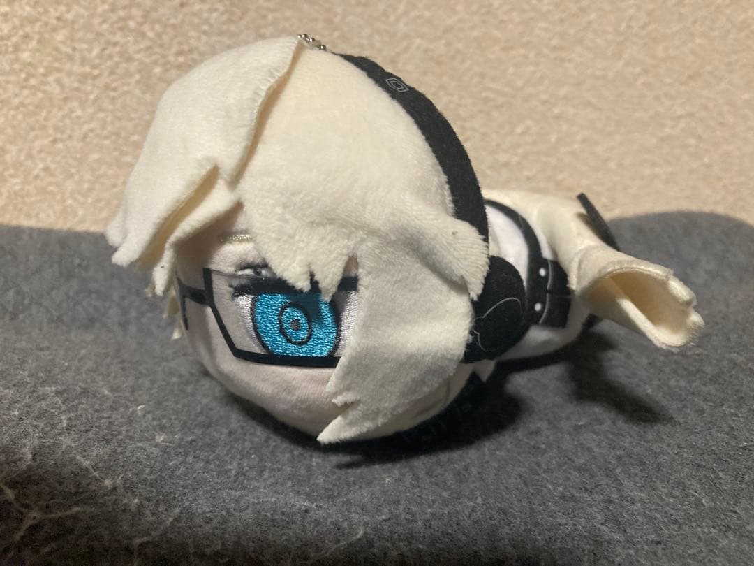 ヘッドフォン付き白髪ぬいぐるみ