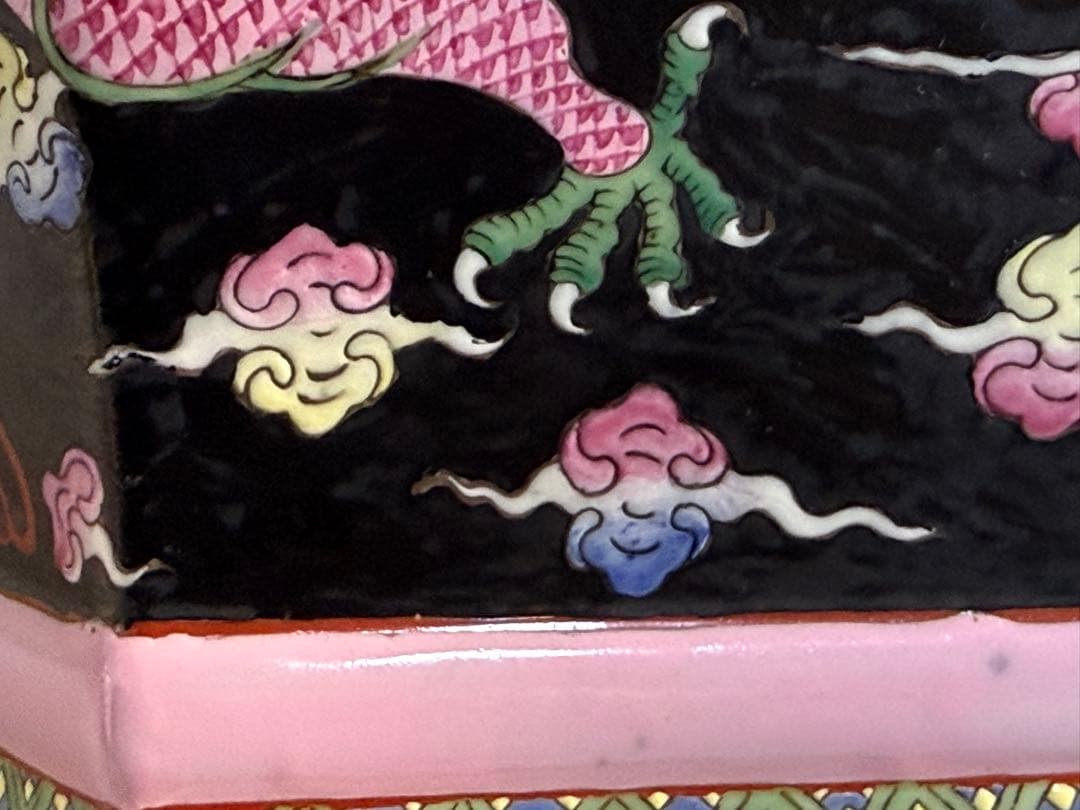 中国　大清乾隆年製銘　黒地粉彩龍鳳紋角瓶　左　高さ47.0cm 送料込み0106