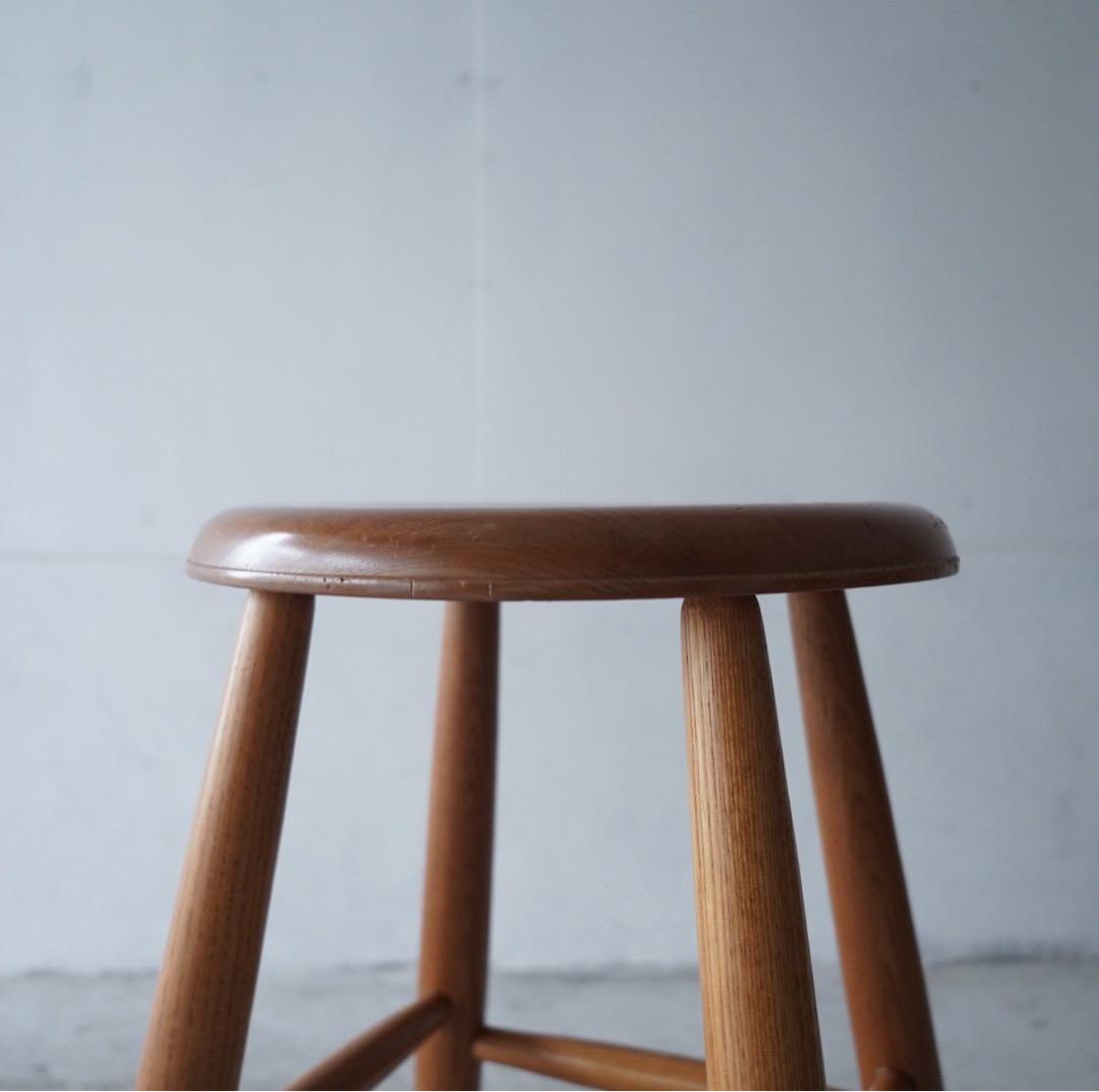 丸座面のスツール