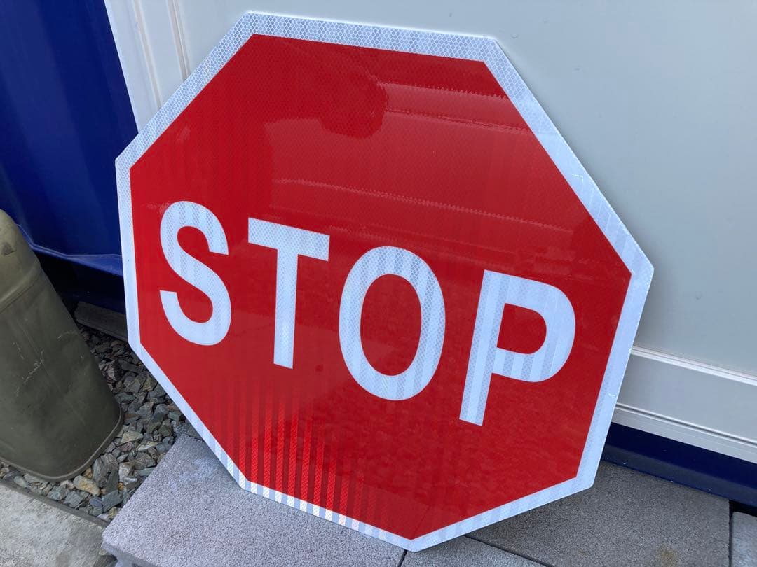アメリカンガレージ　オブジェ　道路標識　アメリカロードサイン　stop看板　屋外