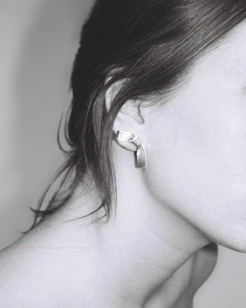 アクセサリー ANNIKA INEZ Cravat pierced earrings