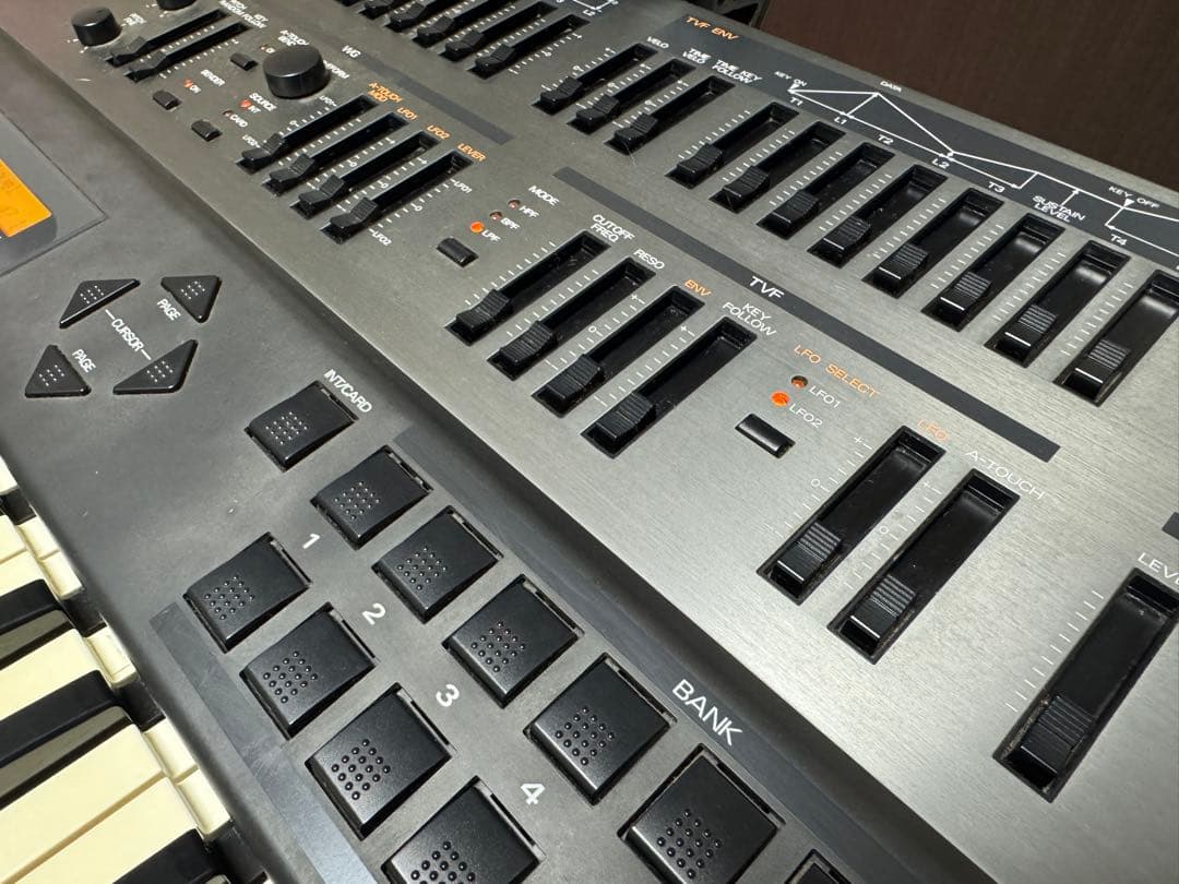 名曲を生んできた名機Roland JD-800とULTIMATEスタンドセット