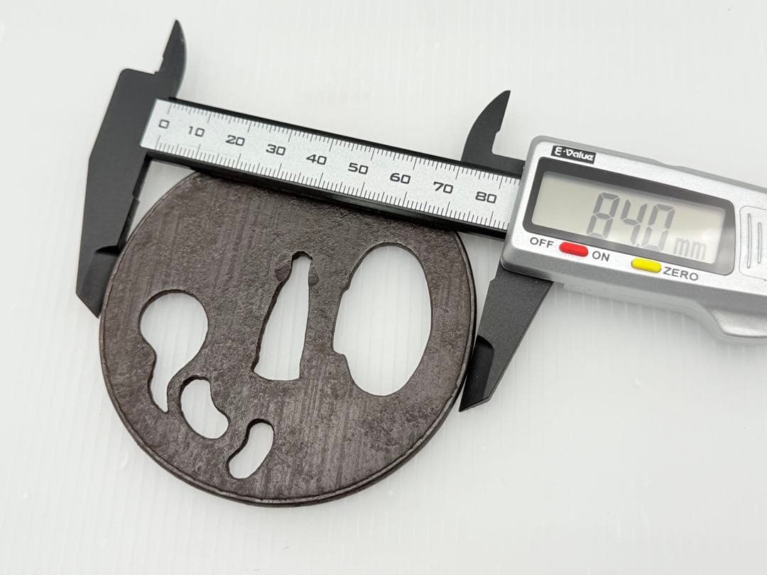 日本刀 刀剣 刀装具 無銘 鍔 《約85×84×3mm・93g》 座布団・木箱付