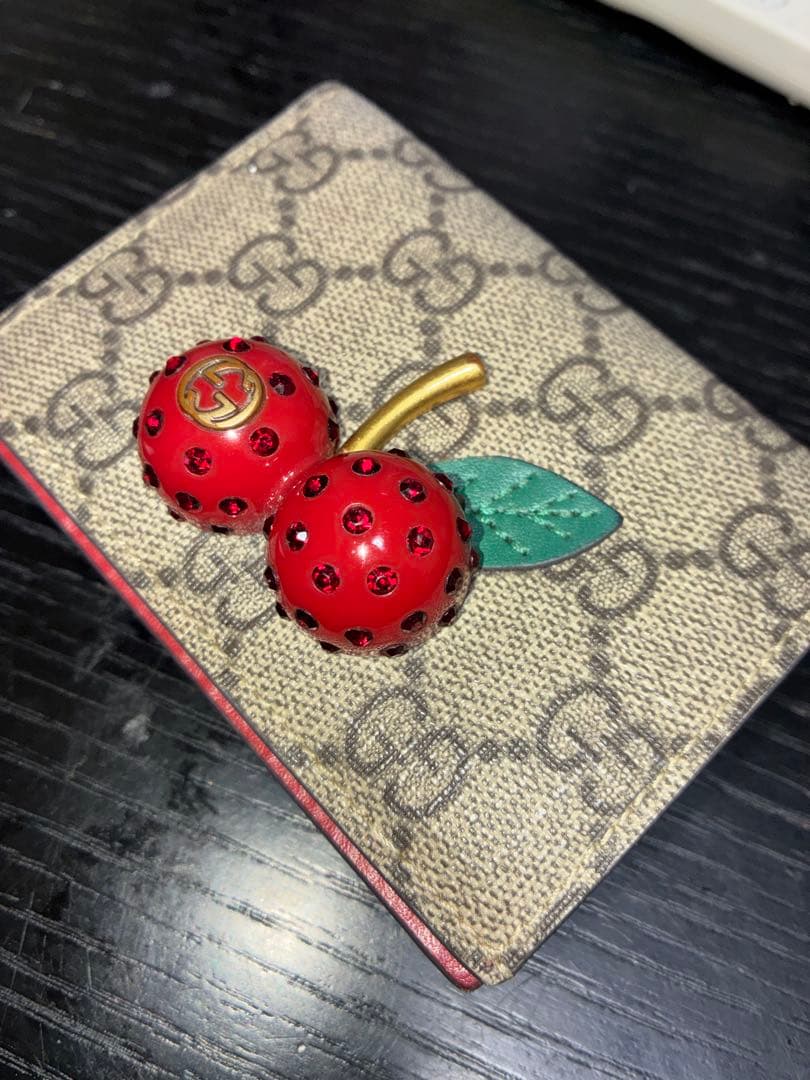 転売目的は❌GUCCI 二つ折り財布 チェリー装飾
