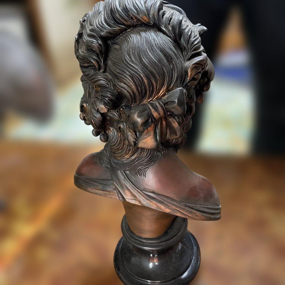 ブロンズ製女性胸像 花の装飾付き