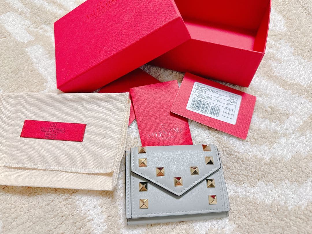 Valentino スタッズ付き三つ折り財布