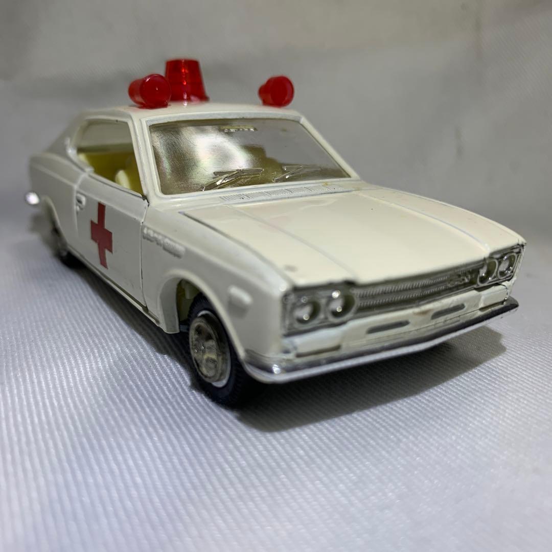 ダイヤペット日産ローレル赤十字車