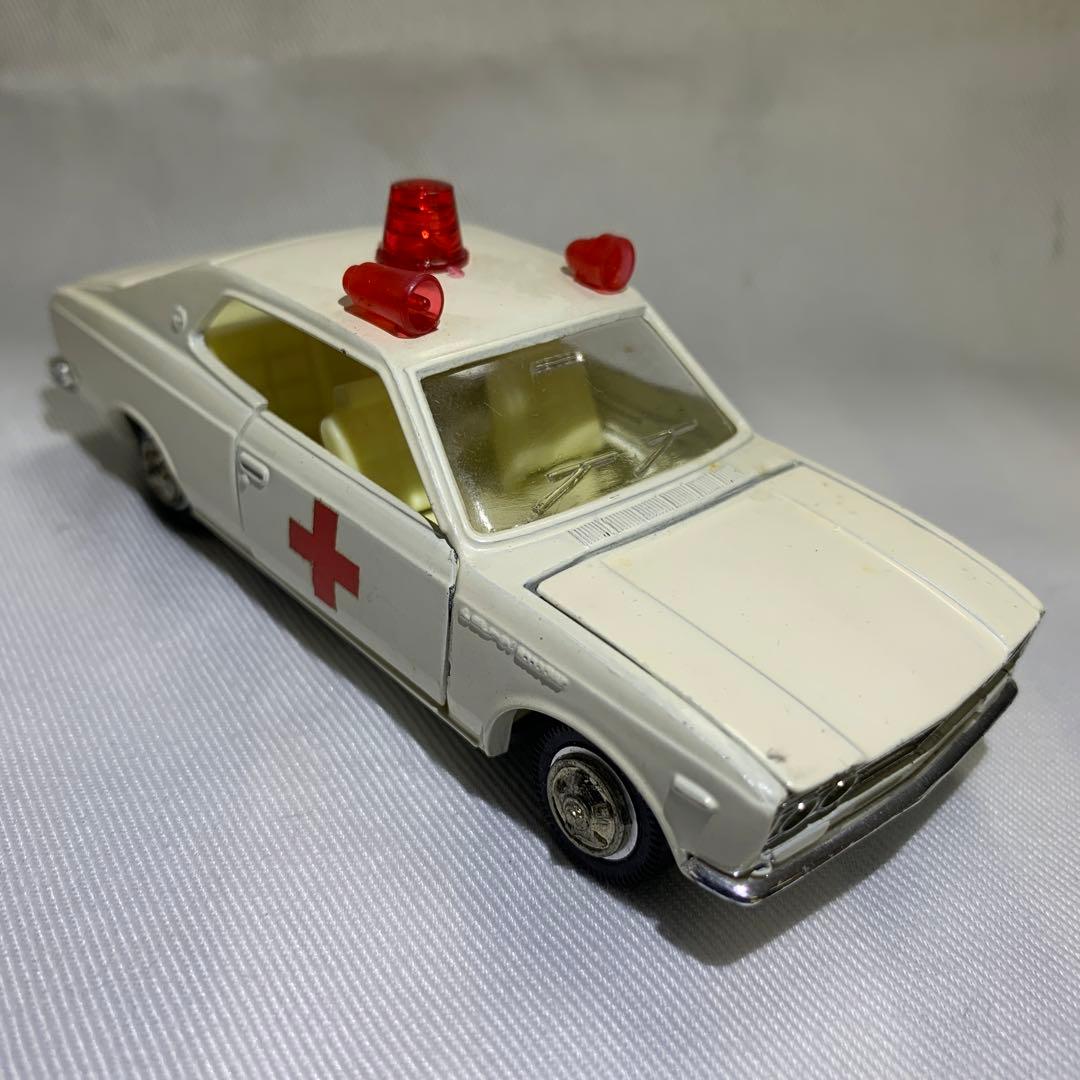 ダイヤペット日産ローレル赤十字車
