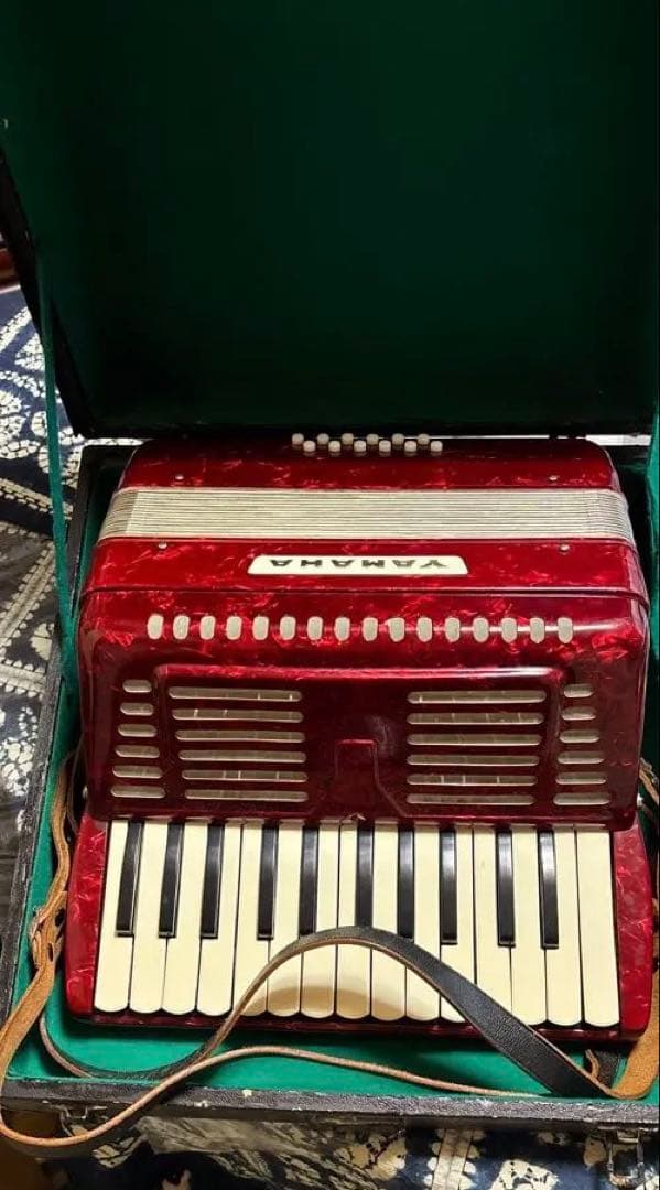 ケース付き　YAMAHA アコーディオン 赤 25鍵 12ボタン