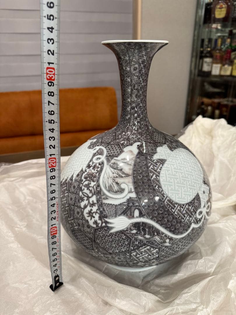 中尾龍純　作⭐︎染付黒マロン地文宝彫⭐︎染龍窯　花瓶　有田焼