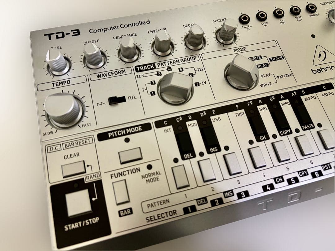 【極美品】Behringer TD-3 アナログ ベースライン シンセサイザー