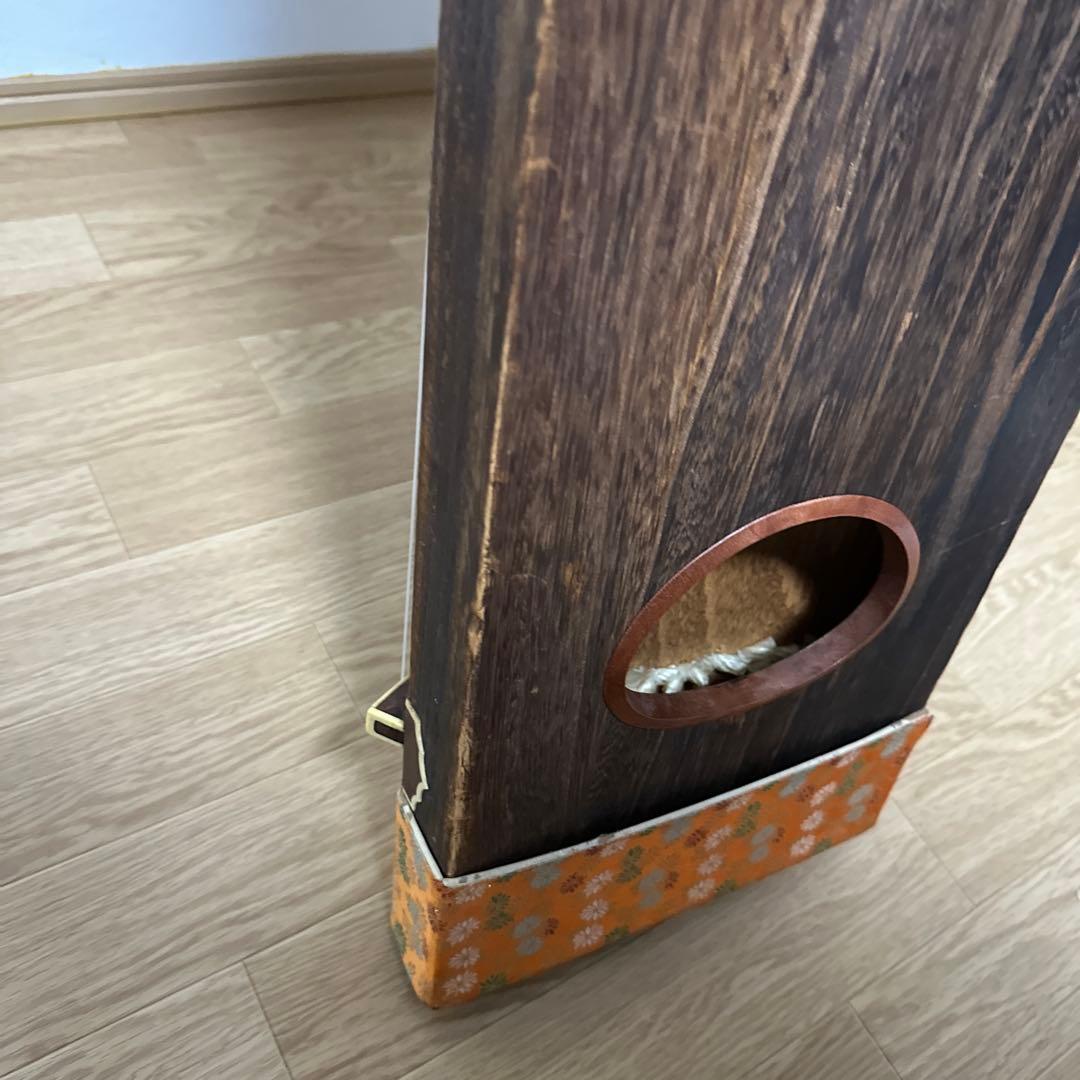 大型木製琴 13弦 金色装飾付き