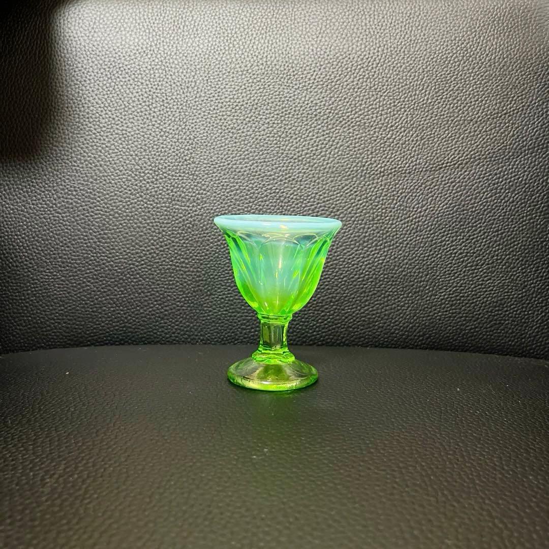 骨董　時代ガラス　希少若草色　乳白暈し　菊割底　アイスクリームカップ　著書掲載品