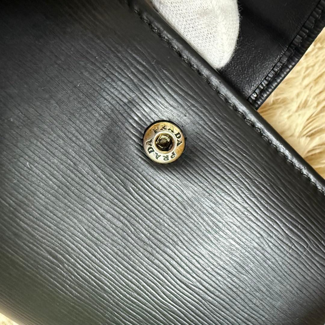 ✨美品✨プラダ　折りたたみ財布　レザー　金具　黒