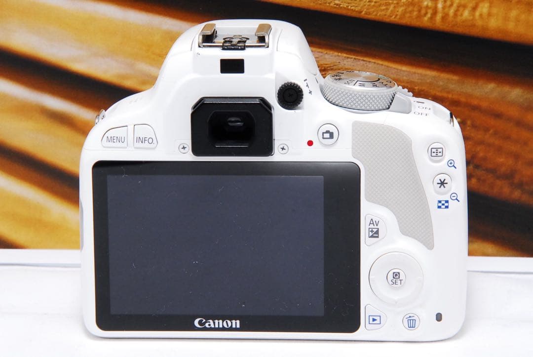 「スマホ卒業」最初の一眼に Canon Kiss X7 ホワイト スマホ転送