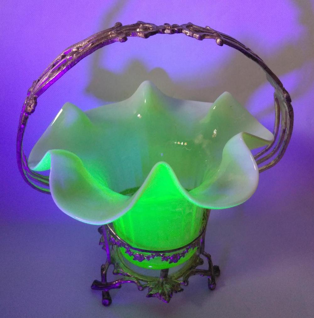 英国製ウランガラスのブライダル・バスケット