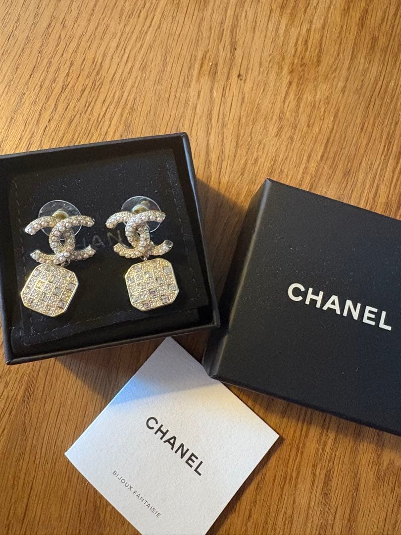 CHANEL ダイヤモンド風装飾 ゴールドピアス